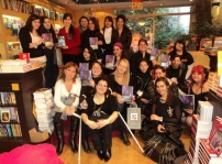 Paginaoficial Darkhunterlatinos fans gathered for the third time honoring the release of Dance With The Devil in Spanish in our country.
